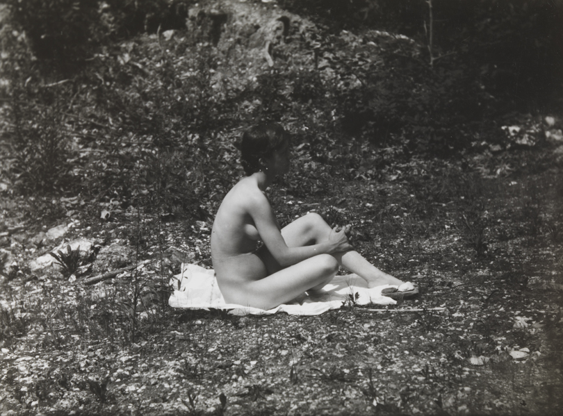 Susan Macdowell nude, sitting, facing right, hands clasping left leg