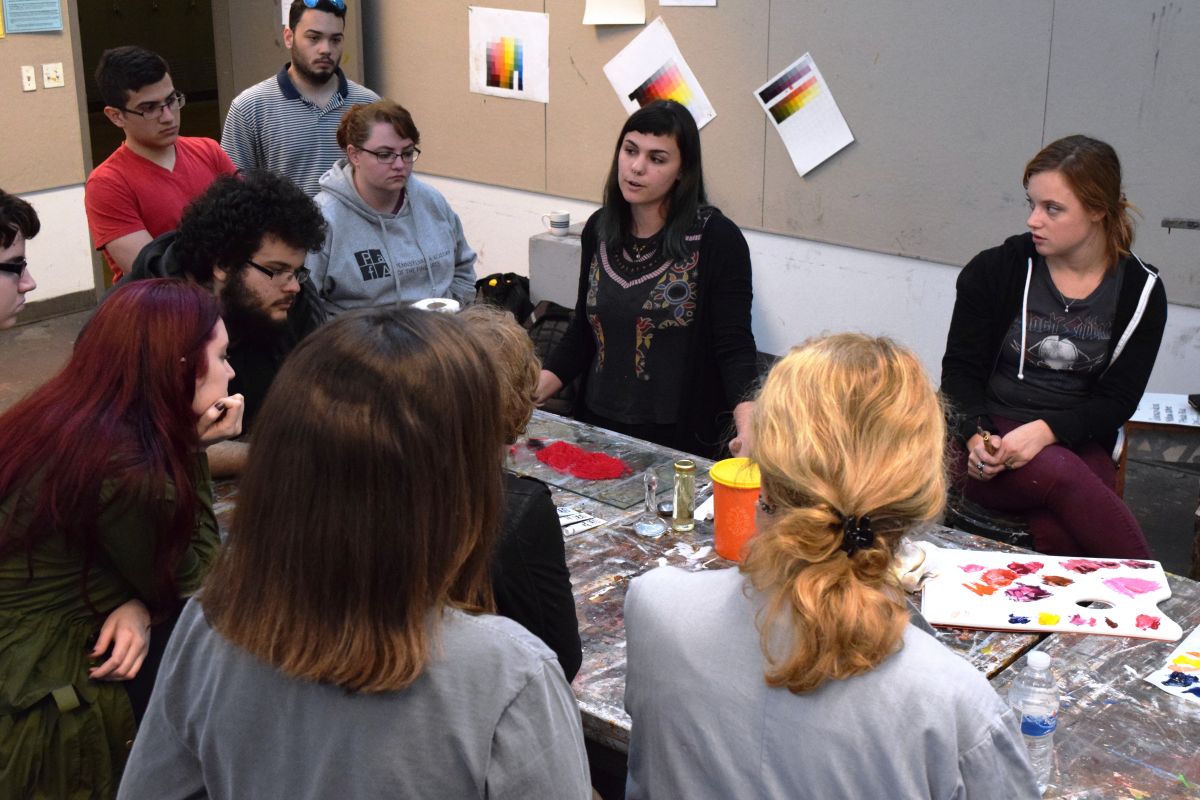 Liza Samuel talks to students about her paint making process