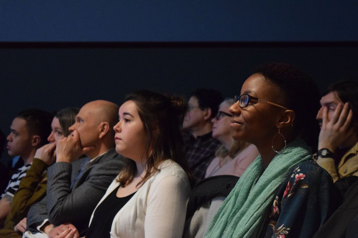 The audience listens on during Amy Sherald's lecture.