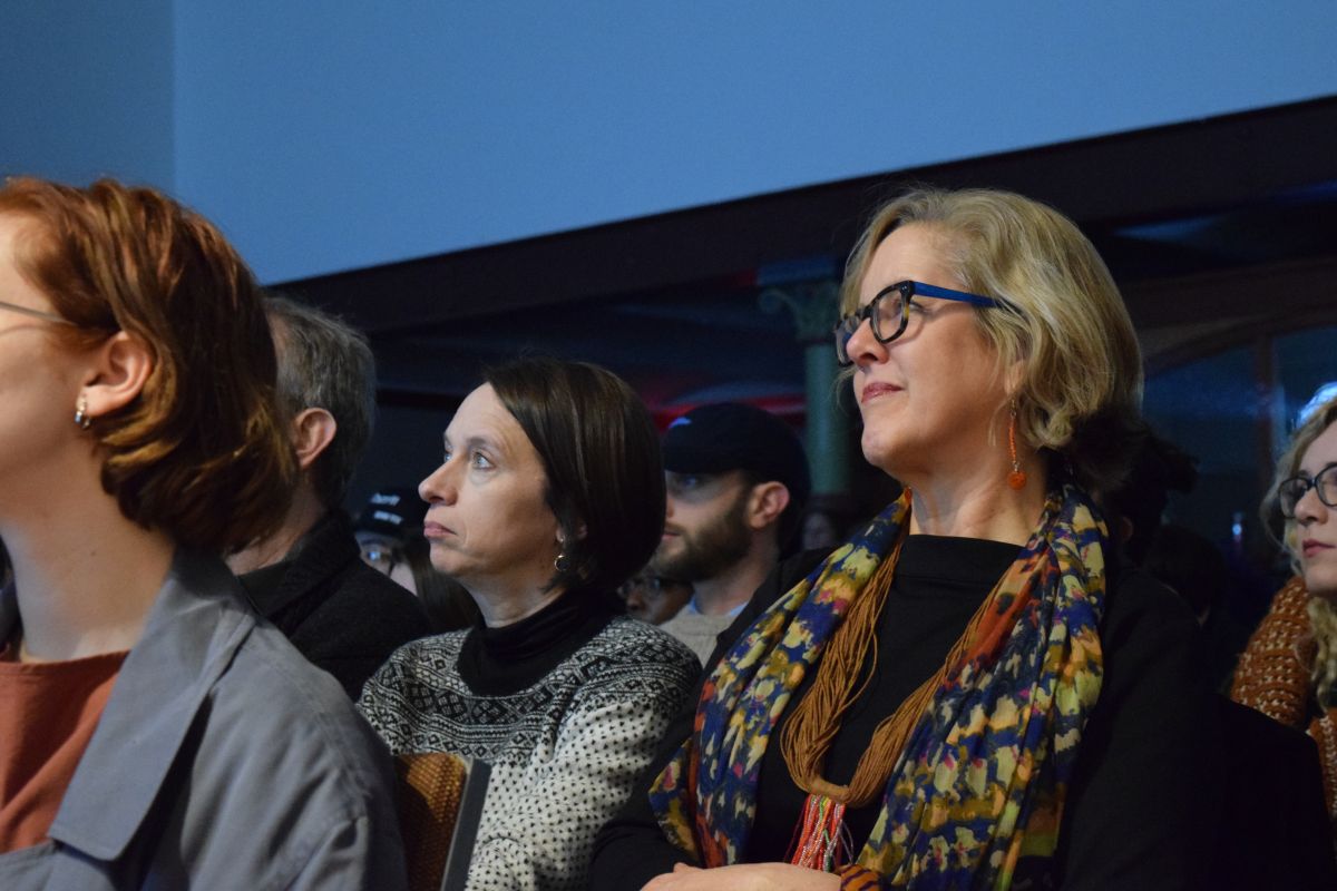 The audience listens on during Amy Sherald's lecture.