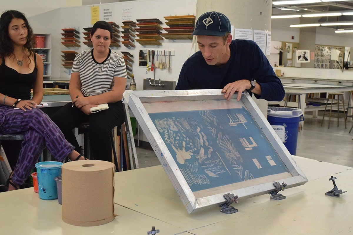 Mike Kondel (MFA '19) instructs undergraduate Printmaking students.