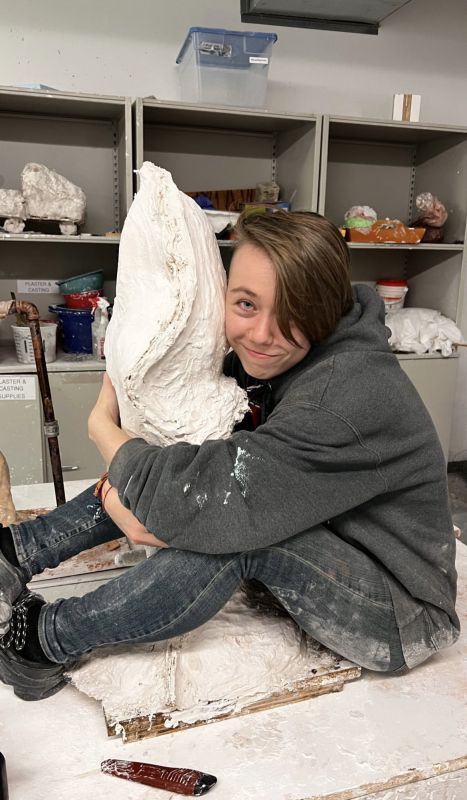 Varvàra Fern hugs a mass of plaster