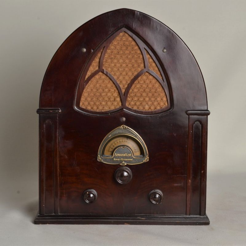Cathedral-Style Tabletop Wood-Cased Radio