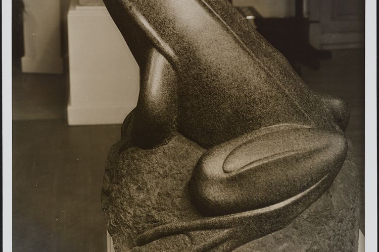  Cornelia Van Auken Chapin, Giant Frog, carved 1937, photographed ca. 1939. Marion Sanford and Cornelia Chapin papers, 1929-1988. Archives of American Art, Smithsonian Institution.